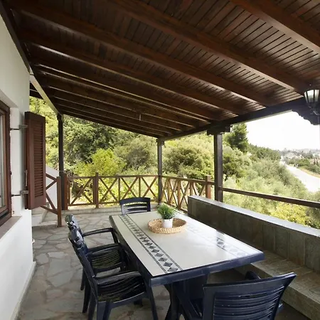 Spacious Seafront Villa, Ideal For Secluded Relaxation *