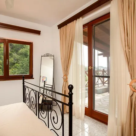 Holiday home Spacious Seafront Villa, Ideal For Secluded Relaxation *
