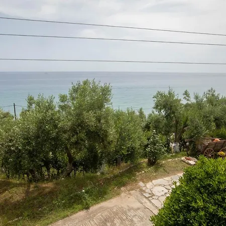 Spacious Seafront Villa, Ideal For Secluded Relaxation *